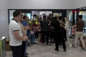 Türk Milli Yüzme Takımı, İstanbul'da çiçeklerle karşılandı 2 turk-milli-yuzme-takimi-istanbulda-ciceklerle-karsilandi-sxmIskOn.jpg