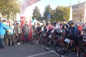 Bisiklet yol yarışında 70 kilometre pedal çevirdiler 1 bisiklet-yol-yarisinda-70-kilometre-pedal-cevirdiler-O2t41ksR.jpg