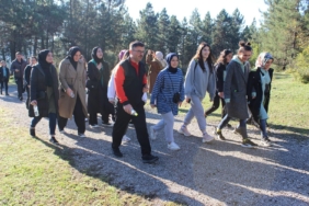 Düzce'de sonbaharın tadını ormanda yürüyerek çıkarttılar 1 duzcede-sonbaharin-tadini-ormanda-yuruyerek-cikarttilar-ObfvbKEx.jpg