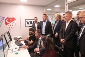 fenerbahce-baskani-ali-koc-baskanla-tavla-oynayan-hakem-var-5YdIydWV.jpg