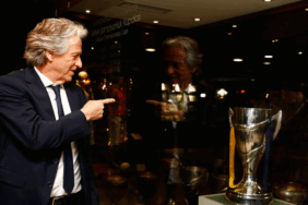 Fenerbahçe'de Jorge Jesus kararı verildi! Önce kupa, sonra imza... 4 fenerbahcede-jorge-jesus-karari-verildi-once-kupa-sonra-imza-GOZxMCrN.gif