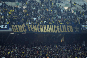 Fenerbahçeli taraftarlardan Altay Bayındır'a destek 2 fenerbahceli-taraftarlardan-altay-bayindira-destek-9HfVSOkr.gif