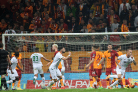 Galatasaray karşısında Alanyaspor'dan müthiş dönüş 4 galatasaray-karsisinda-alanyaspordan-muthis-donus-ijZ2JR3U.gif