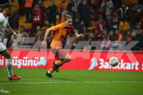 Hamza Akman: Bugünlerin hayalini kuruyordum 2 hamza-akman-bugunlerin-hayalini-kuruyordum-4dgsk3lx.jpg