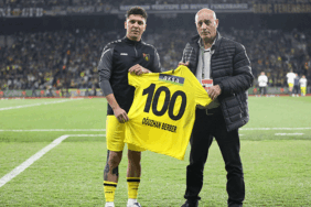 İstanbulsporlu Oğuzhan Berber'e 100. maç plaketi 5 istanbulsporlu-oguzhan-berbere-100-mac-plaketi-vHF9H8Th.gif