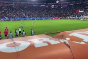 Meksika’da galibiyete sevinen taraftar tribünden yedek kulübesine atladı 4 meksikada-galibiyete-sevinen-taraftar-tribunden-yedek-kulubesine-atladi-MvW9qFSG.jpg
