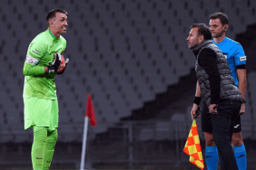 Muslera o pozisyonda hakeme değil Okan Buruk'a koştu! Nedeni ortaya çıktı 5 muslera-o-pozisyonda-hakeme-degil-okan-buruka-kostu-nedeni-ortaya-cikti-lWBHqxUN.gif
