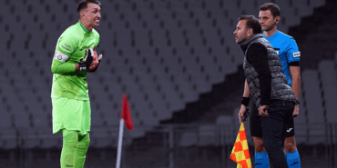 muslera-o-pozisyonda-hakeme-degil-okan-buruka-kostu-nedeni-ortaya-cikti-lWBHqxUN.gif