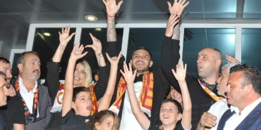 son-dakika-mauro-icardi-resmen-galatasarayda-iste-sozlesme-detaylari-ve-yillik-ucreti-tuebrNt8.jpg