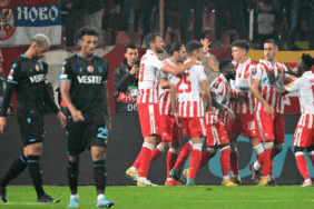 Trabzonsporlu Vitor Hugo: Canımızı çok yakan bir maç oldu! 6 trabzonsporlu-vitor-hugo-canimizi-cok-yakan-bir-mac-oldu-RtjY5Rcz.gif