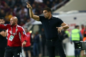 Valerien Ismael sert çıktı: Beşiktaş için oynamanın ne demek olduğunu anlamalılar! 3 valerien-ismael-sert-cikti-besiktas-icin-oynamanin-ne-demek-oldugunu-anlamalilar-gqU7cqgD.jpg