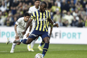Fenerbahçe'de Enner Valencia kendini aştı 1 fenerbahcede-enner-valencia-kendini-asti-I8M6W9I9.gif