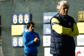 Fenerbahçe'nin Dinamo Kiev maçı kadrosu belli oldu! Sürpriz isim... 6 fenerbahcenin-dinamo-kiev-maci-kadrosu-belli-oldu-surpriz-isim-wpF8XvjS.gif