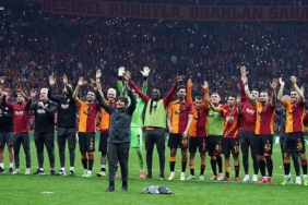 Galatasaray, derbi zaferini taraftarıyla kutladı 4 galatasaray-derbi-zaferini-taraftariyla-kutladi-BYUztBHJ.jpg