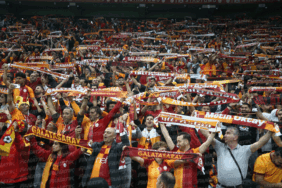 Galatasaray taraftarı sezona damga vurdu! 2 galatasaray-taraftari-sezona-damga-vurdu-g6tlEu4d.gif