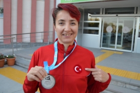 Para badminton dünya ikincisi Halime Yıldız: Paris Olimpiyatları'nda altın madalya kazanmak istiyorum 4 para-badminton-dunya-ikincisi-halime-yildiz-paris-olimpiyatlarinda-altin-madalya-kazanmak-istiyorum-vDQXikzM.jpg