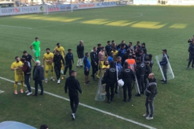 TFF 2. Lig'de maç sonu büyük kavga! Tekme ve yumruklar... 3 tff-2-ligde-mac-sonu-buyuk-kavga-tekme-ve-yumruklar-hf34O7MA.jpg