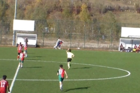 Yumruk yumruğa kavga eden antrenörleri futbolcular ayırdı 1 yumruk-yumruga-kavga-eden-antrenorleri-futbolcular-ayirdi-lLXn8Neb.jpg