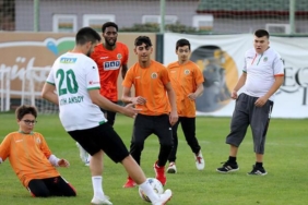 alanyaspor-futbolculari-ozel-ogrencilerle-gosteri-maci-yapti-8zUYB5SG.jpg