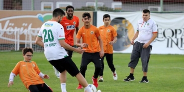alanyaspor-futbolculari-ozel-ogrencilerle-gosteri-maci-yapti-8zUYB5SG.jpg