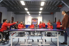 bakan-kasapoglu-para-masa-tenisi-sporculari-ile-bir-araya-geldi-CaPYyLmQ.jpg