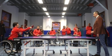 bakan-kasapoglu-para-masa-tenisi-sporculari-ile-bir-araya-geldi-CaPYyLmQ.jpg