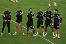 Beşiktaş günü çift idmanla tamamladı (VİDEO) 3 besiktas-gunu-cift-idmanla-tamamladi-video-FgVDK6Cq.jpg