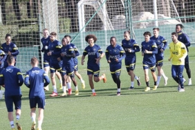 Fenerbahçe antrenmanında sürpriz isim | Göreve başladı 2 fenerbahce-antrenmaninda-surpriz-isim-goreve-basladi-aa2C81uw.jpg