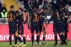 Galatasaray yeniden lider! (ÖZET) Sivasspor-Galatasaray maç sonucu: 1-2 5 galatasaray-yeniden-lider-ozet-sivasspor-galatasaray-mac-sonucu-1-2-BXRrYIKk.gif