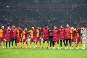 galatasarayli-futbolcular-liderligi-taraftariyla-kutladi-PNC1wZhB.jpg