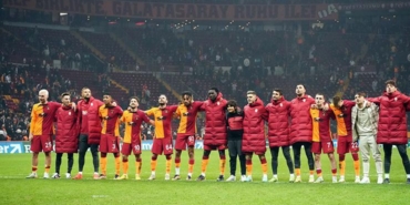 galatasarayli-futbolcular-liderligi-taraftariyla-kutladi-PNC1wZhB.jpg