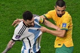 Lionel Messi ile Aziz Behich kafa kafaya! Arjantin-Avustralya maçında gerilim (Dünya Kupası) 2 lionel-messi-ile-aziz-behich-kafa-kafaya-arjantin-avustralya-macinda-gerilim-dunya-kupasi-gY2MUPi1.jpg