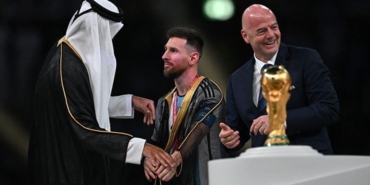 Lionel Messi kupa töreninde şaştı kaldı! Katar Emiri'nden sürpriz 'kıyafet' hamlesi 3 lionel-messi-kupa-toreninde-sasti-kaldi-katar-emirinden-surpriz-kiyafet-hamlesi-FsRq1MFJ.jpg