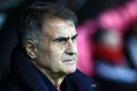 Şenol Güneş'ten transfer açıklaması: Başka bir kulüple anlaştığı söyleniyor! 4 senol-gunesten-transfer-aciklamasi-baska-bir-kuluple-anlastigi-soyleniyor-g6fyyqIe.jpg