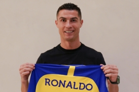 Cristiano Ronaldo'dan büyüleyici imza! 1 saniyede 6.5 Euro - 1 haftada 3.8 milyon Euro 5 cristiano-ronaldodan-buyuleyici-imza-1-saniyede-65-euro-1-haftada-38-milyon-euro-Mb2WkXRu.jpg